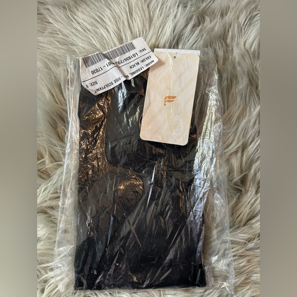 RARE NWT FABLETICS SCULPTKNIT LEPARD PRINT
7/8 LEGGING BLACK - Picture 4 of 10